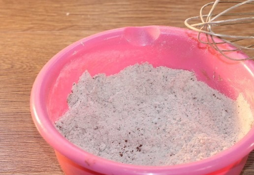 1. Этап. Шоколадное печенье с черешней на сгущенке: 3. Муку (200 г) смешиваем с какао порошком (2 ст. л.).