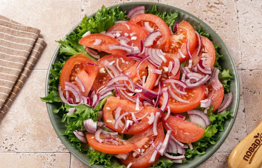 1. Этап. Салат с сыром, помидором и соевым соусом: На листья выложите помидоры и лук.