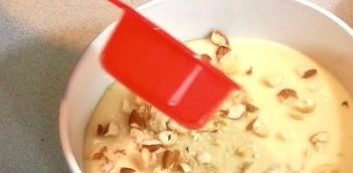 1. Этап. Простой рецепт кекса в микроволновке: Влейте тесто в форму, посыпьте измельченными орехами и поставьте в микроволновку на режим конвекции на 3-5 минут.