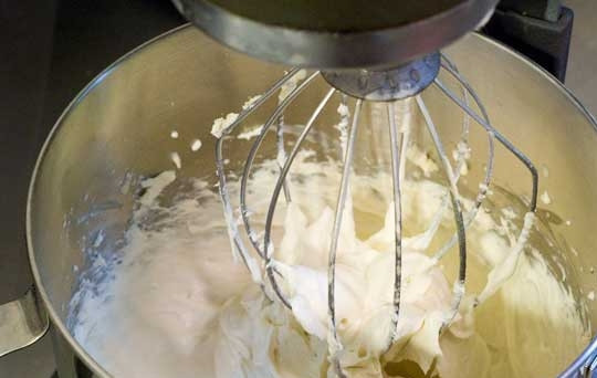 1. Этап. Французский багет в духовке: Добавьте к опаре все ингредиенты из состава, кроме кукурузной муки, и замешайте тесто.