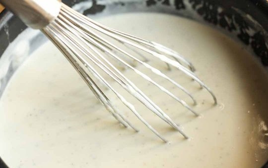 1. Этап. Куриная лазанья: 6. Варите смесь около 10-12 минут до расплавления, затем снимите с огня и по вкусу добавьте соль, перец.