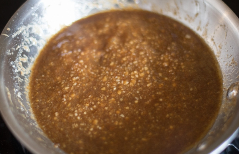 1. Этап. Курица по-тайски: Перемешайте лимонный сок с сахаром, можете даже растопить сахар в соке в микроволновке. Добавьте сладкий лимонный сок в кастрюлю, так же соевый соус, перец Чили, соль и перец горошком. Перемешайте всё и потушите около четырёх минут. Затем отставьте в сторону.