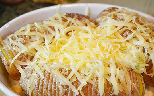 1. Этап. Чипсы из картофеля в мундире с дипом: Присыпьте сыром и запекайте ещё 15 минут.