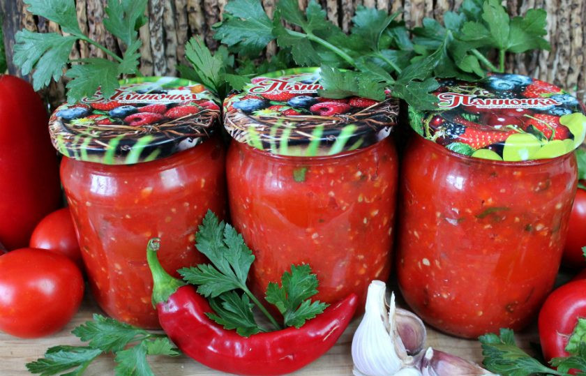 1. Этап. Помидоры в аджике на зиму: Помидоры в аджике плотно закрываем крышками. Банки с помидорами укутываем пледом, оставляем на пару часом. Готово.