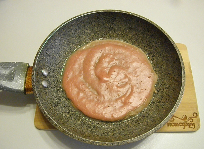 1. Этап. Печеночный торт из куриной печени: Разогрейте сковороду, масло лить не нужно, просто силиконовой кисточкой чуть смажьте. Выкладывайте тесто, равномерно распределяя его по поверхности сковороды. Жарьте на медленном огне.
