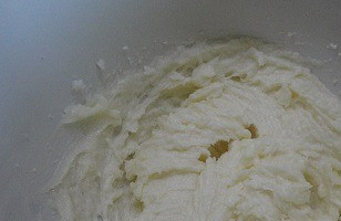 1. Этап. Глазированный лимонный пирог: Разогрейте духовку до175 ºC, смажьте маслом прямоугольную форму для выпечки. Просейте муку, разрыхлитель и соль в миску и отложите в сторону. Взбейте миксером мягкое масло с сахаром и ванильным сахаром в пышную массу.