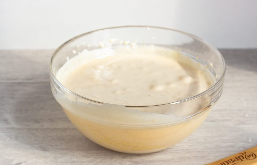 1. Этап. Простая пасха: Желтки взбейте с солью, сахаром и ванильным сахаром до пышной массы.