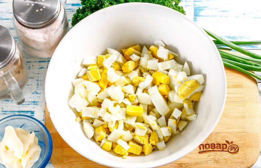 1. Этап. Салат из вареной свеклы и яиц: Отварные куриные яйца очистите от скорлупы, промойте в воде и нарежьте мелким кубиком. Высыпьте нарезку в глубокую тарелку либо миску.