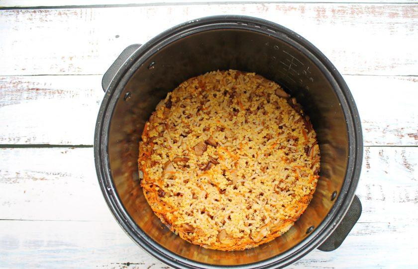 1. Этап. Каша по-монастырски в мультиварке: Не открывая крышку, дайте постоять каше еще 20 минут и подавайте.