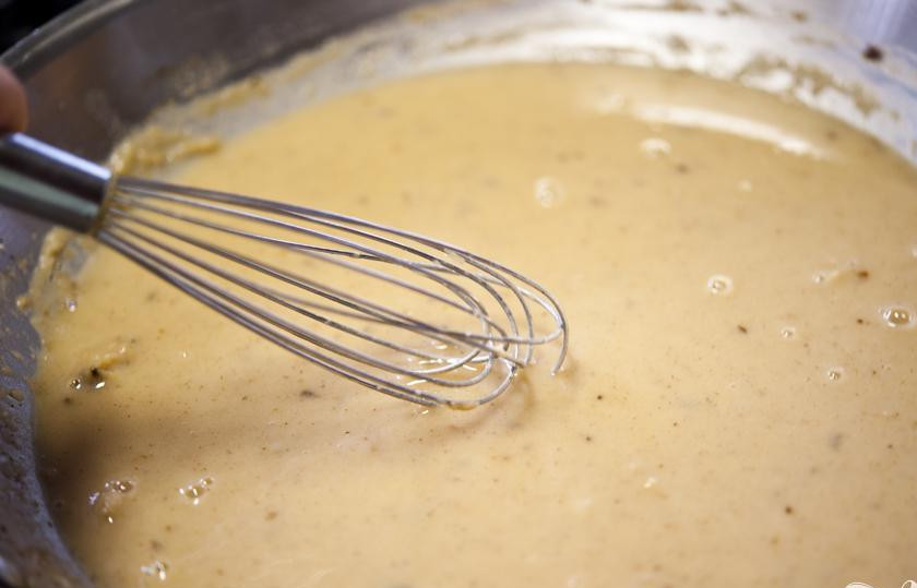 1. Этап. Фрикадельки по-шведски: 4. Добавить говяжий бульон и муку в банку с плотно закрывающейся крышкой. Энергично встряхнуть, пока мука полностью не растворится. Вылить бульон в большую сковороду и добавить оставшийся Вустерширский соус, петрушку, черный перец и соль по вкусу. Довести до кипения на медленном огне, часто помешивая. Уменьшить огонь до среднего и варить до загустения, 2-3 минуты, помешивая время от времени.