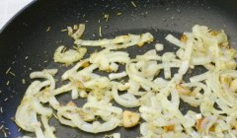 1. Этап. Томатная подлива с креветками: Добавьте лук, специи и обжаривайте ещё 3-5 минут.