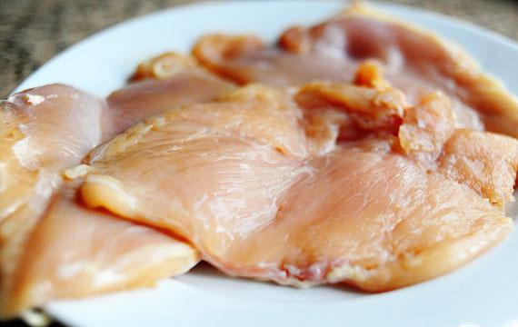 1. Этап. Куриный салат с сыром фета и кукурузой: Мелко нарезать сельдерей и красный лук. Поместить куриные грудки в большой пластиковый мешок. Отбить молотком или скалкой до толщины 6 мм. Приправить куриные грудки солью и перцем.