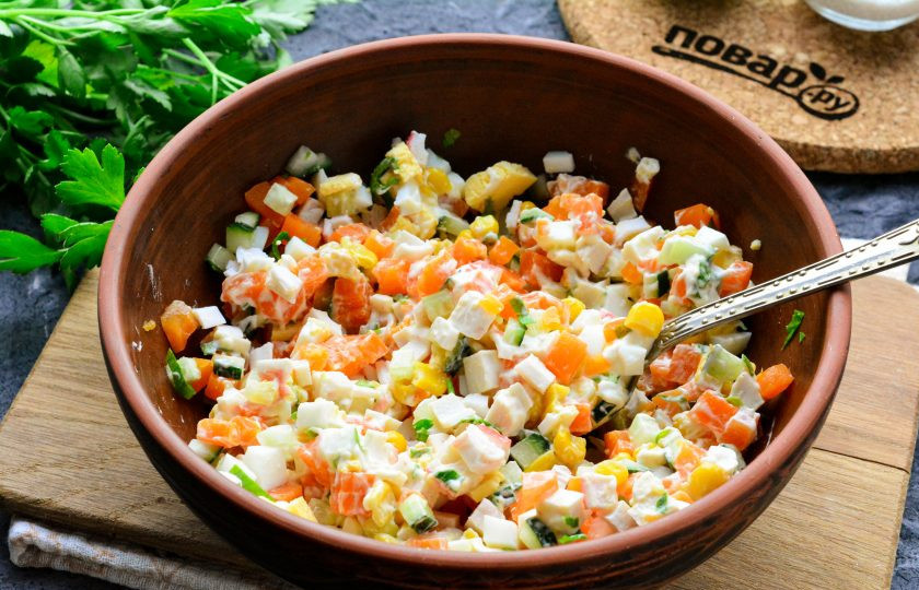 1. Этап. Салат Неженка с крабовыми палочками: Салат перемешайте и отправьте в холодильник на 15-20 минут, пусть остынет.