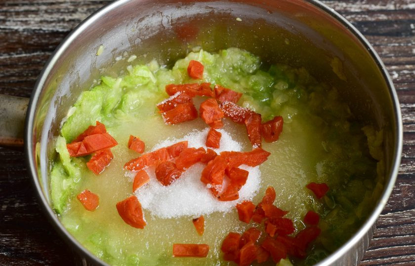 1. Этап. Джем из кабачков с лимоном и курагой: Курагу нарежьте и выложите к кабачковой массе.