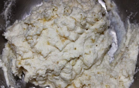 1. Этап. Творожно-банановое печенье: 2. Банан очистите и выложите в глубокую мисочку. Лучше взять мягкий, хорошо созревший, чтобы его было легче превратить в пюре. Разомните вилкой или толкушкой для картофеля. Добавьте творог.