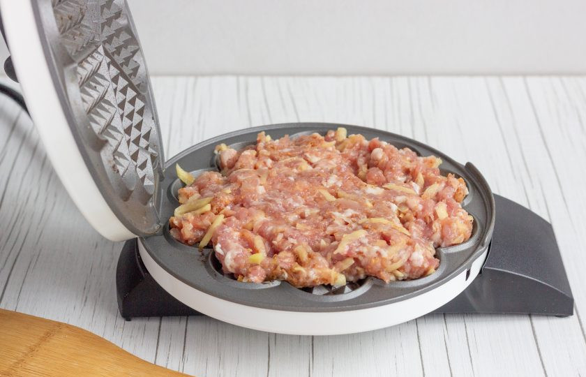 1. Этап. Мясные вафли: Первый раз вафельницу можно смазать растительным маслом, далее решите по ходу приготовления. Мне больше смазывать не пришлось. Итак, выкладываем фарш по всей рабочей окружности вафельницы слоем примерно 0,5-0,7 см. Это не тесто, растекаться он не будет. Накрываем второй частью, немного придавливаем, затем отпускаем и жарим до тех пор, пока не погаснет индикатор. Как и обычные вафли.