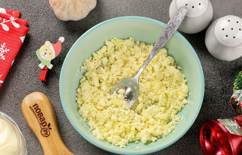 1. Этап. Фаршированные яйца Новогодние драконы: Желтки разотрите в крошку.