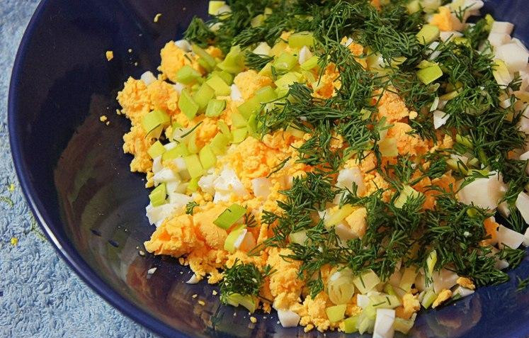 1. Этап. Рыбное суфле: Готовим начинку для суфле. Для этого мелко нарезаем 2 отваренных яйца и зелень.