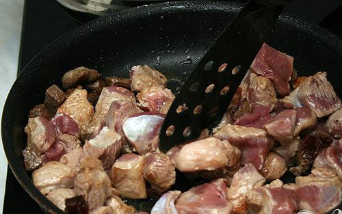 1. Этап. Тыква по-итальянски: 2. Теперь кубиками нарезаем мясо. Затем на сковороде обжариваем мясо (жесткую говядину можно протушить).