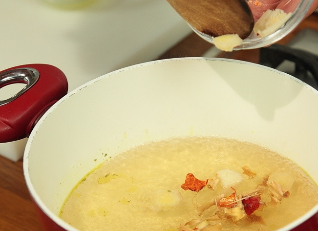 1. Этап. Кабачки по-мексикански тушеные: В сковороду налить масло, бросить чеснок и специи.