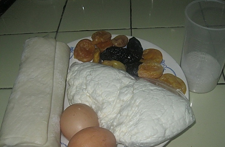 1. Этап. Слоеные пирожки с творогом: 1. Основой пирожков служит слоеное тесто. Также можно использовать слоено-дрожжевое. Я обычно делаю его заранее и отправляю в морозильную камеру. Если не хотите возиться с тестом, можете купить его в любом супермаркете или продуктовом магазине.