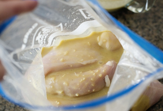 1. Этап. Салат Цезарь легкий: 4. Куриное филе вымойте, обсушите и залейте второй половиной заправки. Оставьте на пару минут, пока разогреваете на сковороде растительное масло. Филе можно также запечь в духовке или пожарить на гриле, например.