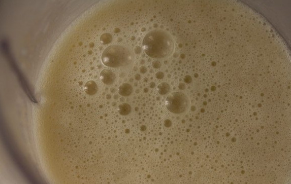 1. Этап. Коктейль на кокосовом молоке с бананом: 5. Взбейте все до однородности, разлейте по стаканам и дополните щепоткой корицы или кардамона. Все, коктейль на кокосовом молоке с бананом можно подавать.