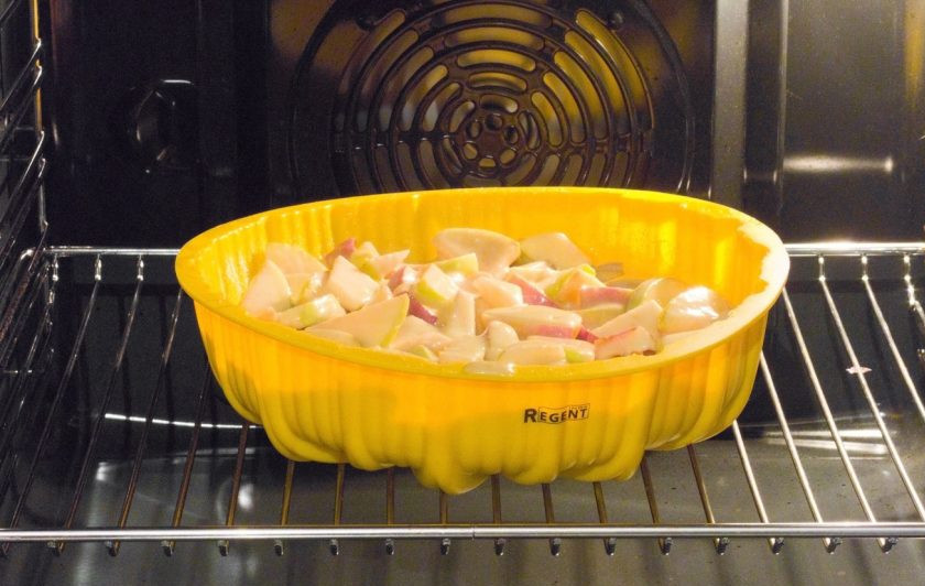 1. Этап. Пирог в силиконовой форме: Запекайте пирог при 180 градусах в течение часа в разогретой духовке.