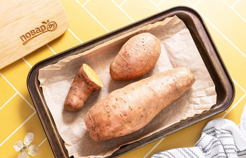 1. Этап. Конфеты из батата: Батат помойте, обсушите. Сделайте пару проколов вилкой. Запеките батат в духовке при температуре 190 градусов до мягкости. Время приготовления будет зависеть от размера батата.