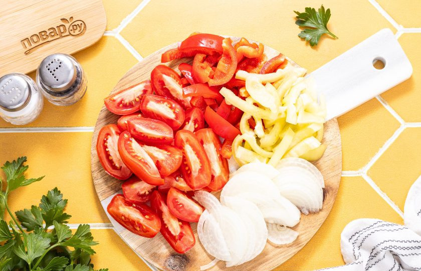 1. Этап. Салат Осенний на зиму: Помидоры разрежьте на 4-6 частей, удалите плодоножки. У болгарского перца вырежьте семена и хвостик, нарежьте полосками. Репчатый лук нарежьте полукольцами.