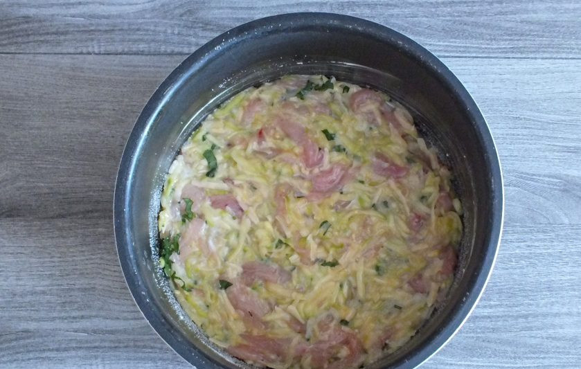 1. Этап. Запеканка из кабачков с курицей в мультиварке: Чашу мультиварки смажьте сливочным маслом, обсыпьте манной крупой. Выложите подготовленную курино-кабачковую массу. Поставьте чашу в мультиварку. Выберите режим 