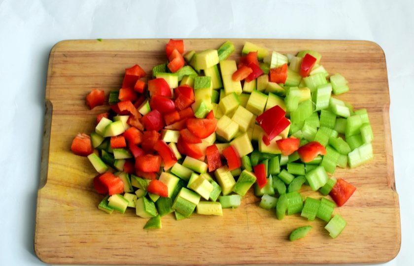 1. Этап. Риболлита: Добавьте нарезанные кабачок, перец и сельдерей. Готовьте еще 15 минут.