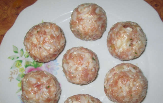 1. Этап. Соус для ежиков: 2. Лепим теперь из этого фарша ежики.