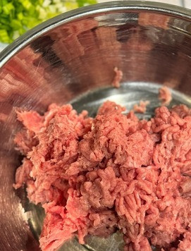 1. Этап. Кебаб в аэрогриле: Фарш выложить в глубокую емкость