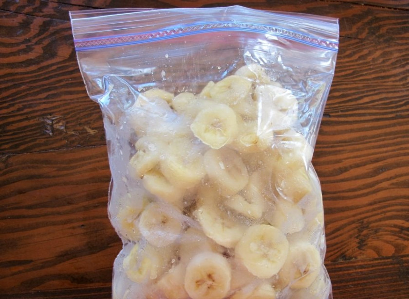 1. Этап. Сорбе из банана: Замороженные бананы распределите по мешочкам по 450 грамм. Удалите воздух.