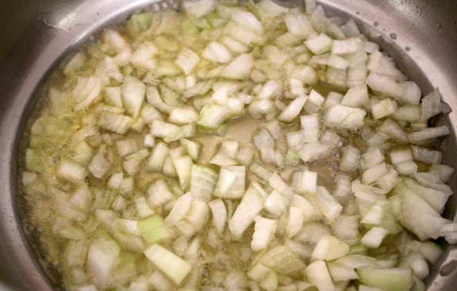 1. Этап. Ризотто с шампиньонами и сливками: Разогреваем в сотейнике сливочное масло, обжариваем на нем измельченный лук.