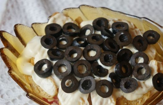 1. Этап. Салат с сухариками, курицей и помидорами: Смазываем слой сухариков и посыпаем нарезанными оливками или маслинами.