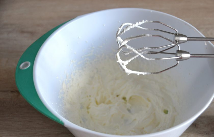 1. Этап. Баноффи пай с выпечкой: Взбейте охлажденные сливки в пышную массу.