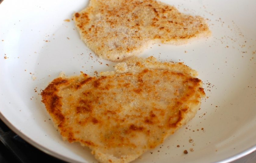 1. Этап. Куриные грудки с сыром в духовке: 7. Разогрейте сковороду с небольшим количеством масла и выложите мясо, обжарьте его до золотистой корочки с двух сторон.