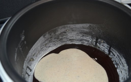 1. Этап. Кекс мраморный в мультиварке: 9. Сверху шоколадного теста выложить творожное, стараясь поместить его в центр чаши.