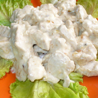 Куриное филе под сырным соусом