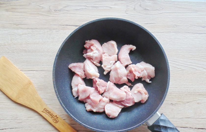 1. Этап. Свинина в горчичном соусе на сковороде: Мякоть свинины вымойте, просушите бумажным полотенцем и нарежьте на кусочки. Переложите в горячую сковороду с подсолнечным маслом и поставьте на огонь.