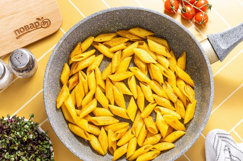 1. Этап. Макароны с куркумой: Жарьте до золотистой корочки, периодически помешивая.