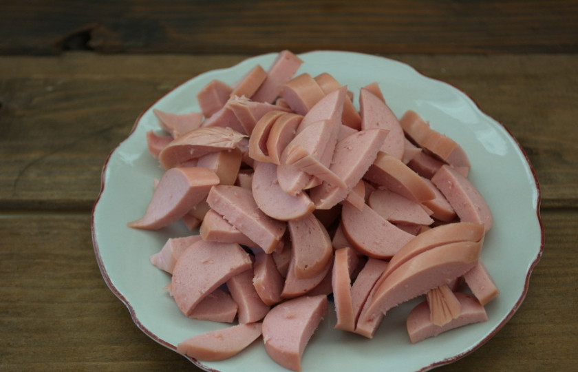 1. Этап. Солянка с сосисками: Сосиски нарезать небольшими кусочками (кубиками).