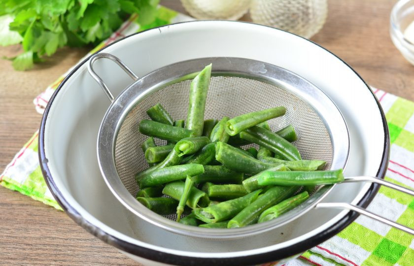 1. Этап. Салат Три фасоли: Сварите зеленую стручковую фасоль в течение 10 минут. Промойте холодной водой и откиньте на сито.