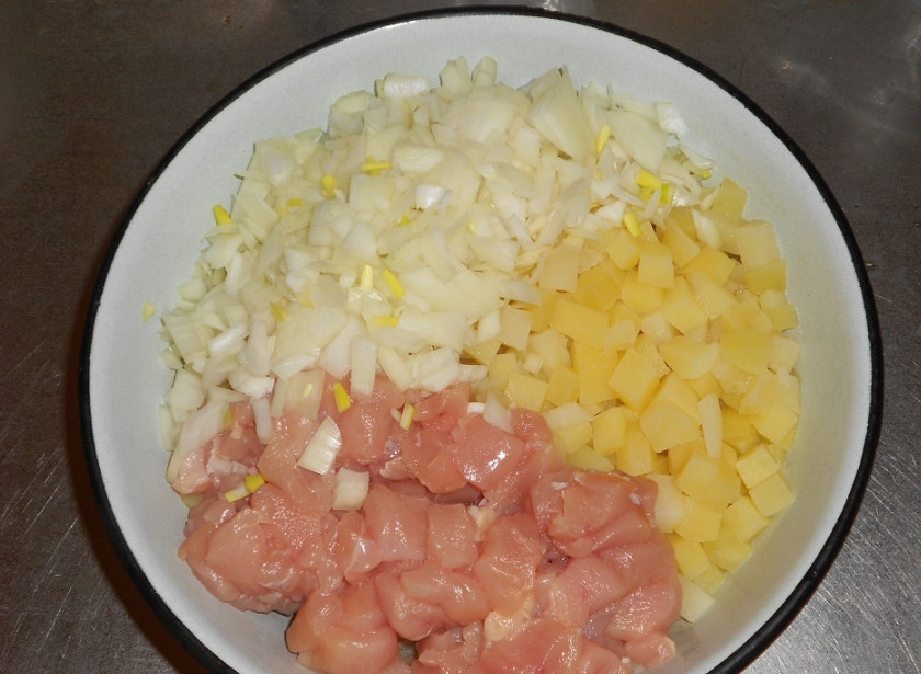 1. Этап. Пирог Курник: Удалить после варки картофель откинуть на дуршлаг, чтоб стекла вода, даем чуть остыть, если же нет терпения ждать можно промыть аккуратно под холодной водой, после чего солим, перчим и перемешиваем куриное филе, лук и картофель.