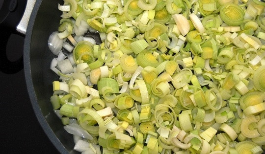 1. Этап. Суп с пореем и картофелем: 2. Выложите овощи на разогретую сковороду с маслом и обжарьте на среднем огне до мягкости.