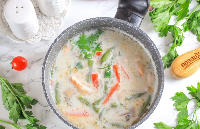 1. Этап. Японский суп с лососем: Всыпьте соль, молотый имбирь. Можете использовать и другие пряности или приправы по вкусу. Влейте сливки и перемешайте. Проварите 1-2 минуты с момента закипания жидкости в емкости и добавьте крупно нарезанную петрушку или кинзу, зеленый лук. Выключите нагрев.