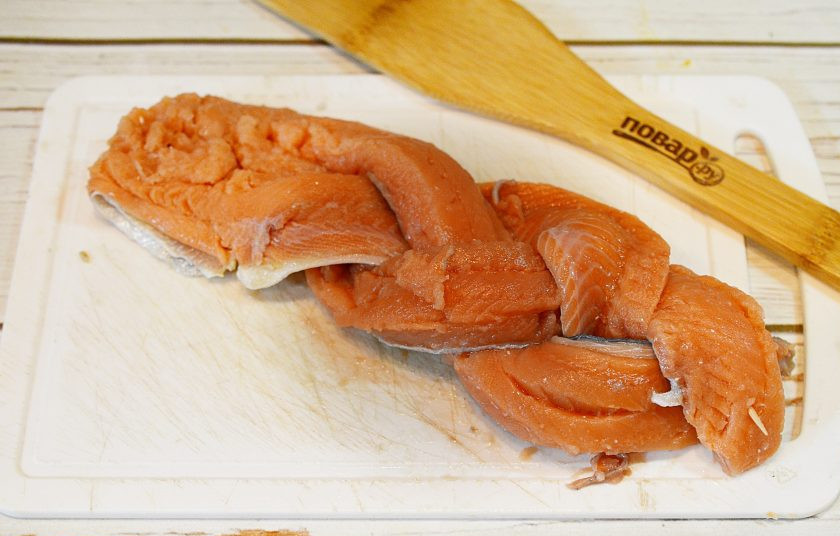 1. Этап. Горбуша в микроволновке: 3. Заплетите косичку, посолите, поперчите.