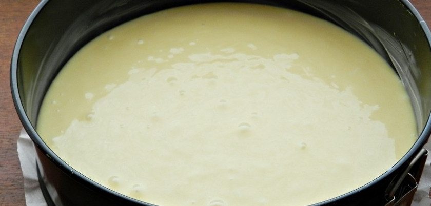 1. Этап. Пирог с черешней на кефире: 3. Тесто должно быть густым и однородным. Вливаем его в форму.